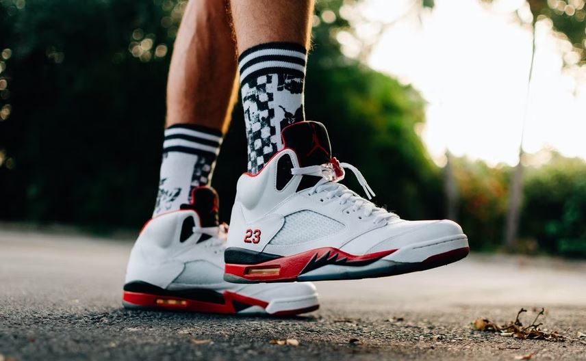 retro basketball shoes with polyurethane midsoles