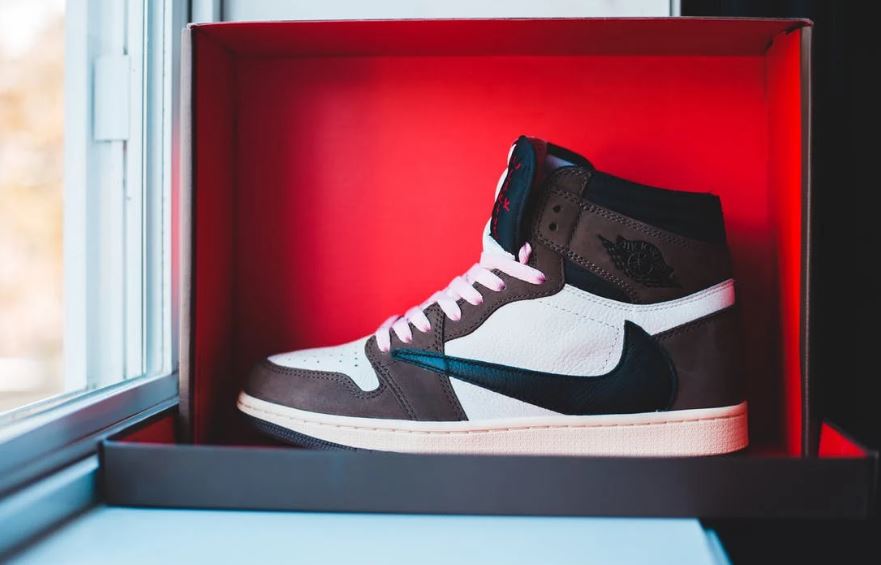 Displaying a basketball shoe on a box