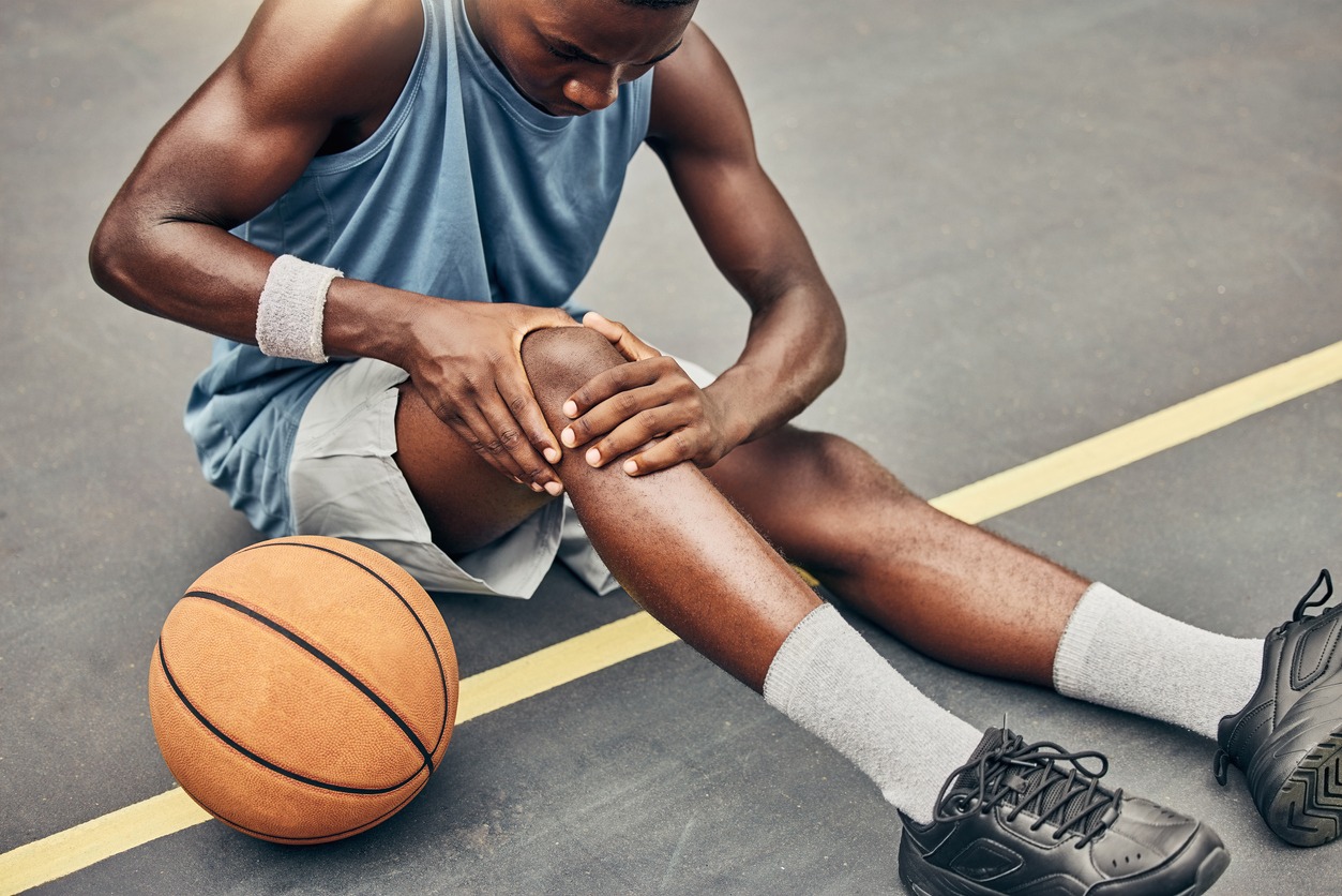 basketball player with a knee injury