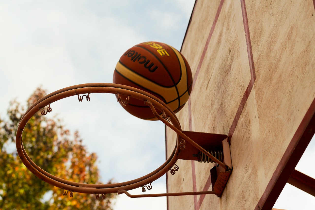 Basketball and excitement: How betting on basketball games affects the popularity and intrigue of the game